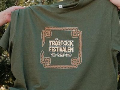 Bild på den officiella tröjan för Trästocksfestivalen 2025